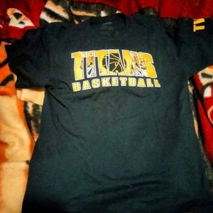 Gildan Mens TITANS Basketball T- Shirt size L. Pre- owned. Like a New